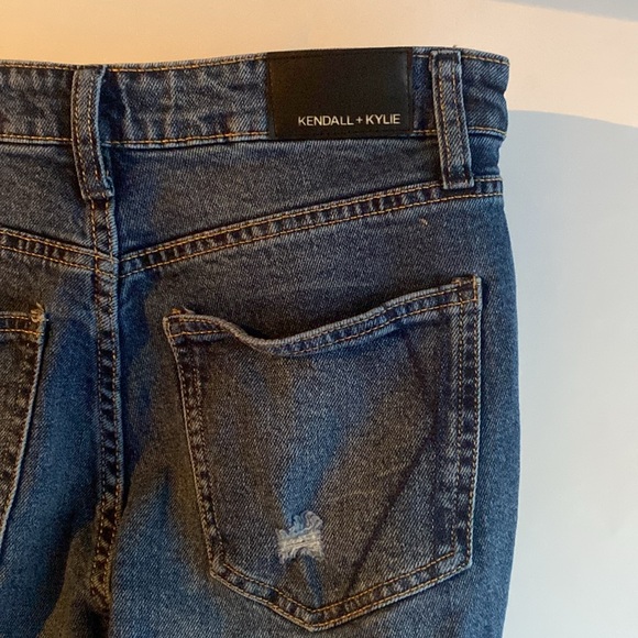 Kendall and Kylie, the relaxed, skinny jeans, distressed, and ripped - Picture 6 of 8